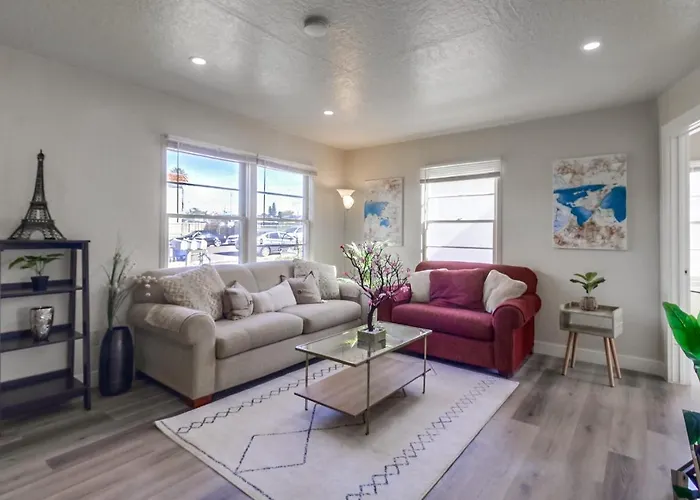 Entire Lovely 3-Bedroom Home W 3 Queen Bed, Free Wi-Fi And 2-Car Parking, Available Now!