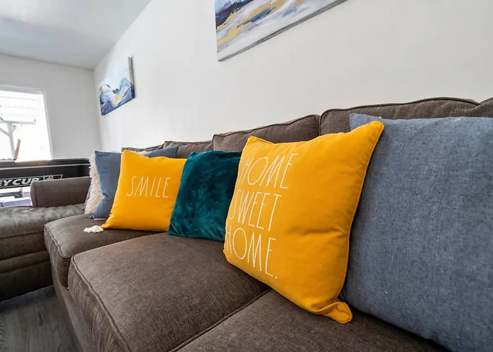 3Br Family Fun Home, Pool, Air Hockey&Patio Dining